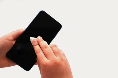 Erkekler modern akıllı telefonu dezenfektan mendille ovalarlar. Koronavirüs koruması. Virüs salgını önleme. kişisel hijyen önemi.