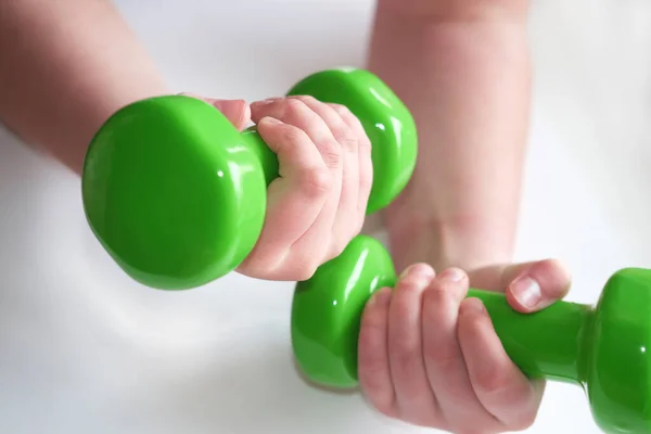 Adolescentes Mão Segurando Bonecos Verdes Estilo Vida Saudável Conceito Desporto — Fotografia de Stock