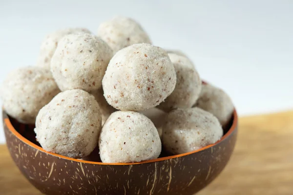 Kokos-Energiebällchen mit Mandeln. gesundes Konzept ohne Zucker. Keto-Diät-Rezept. — Stockfoto