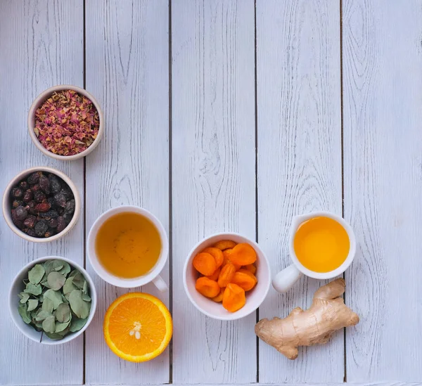 Ingredientes para potenciar el inmuno- hierbas, jengibre, naranja, miel y bayas de rosa mosqueta . —  Fotos de Stock