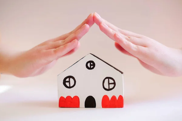 Hands protect house. — Stock Photo, Image