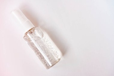 Pompalı cam şişede yaş önleyici serum. Kolajen peptidli yüz jeli serumu.. 