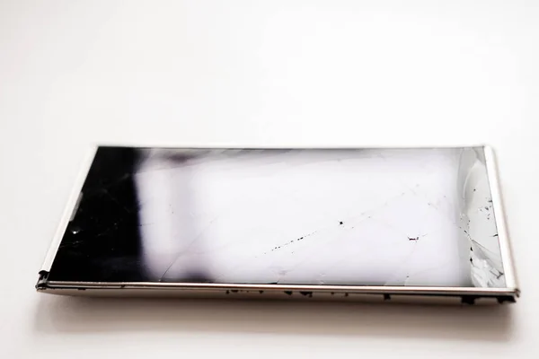 Смартфон со сломанным экраном. трещит по стеклу. аварийный гаджет . — стоковое фото