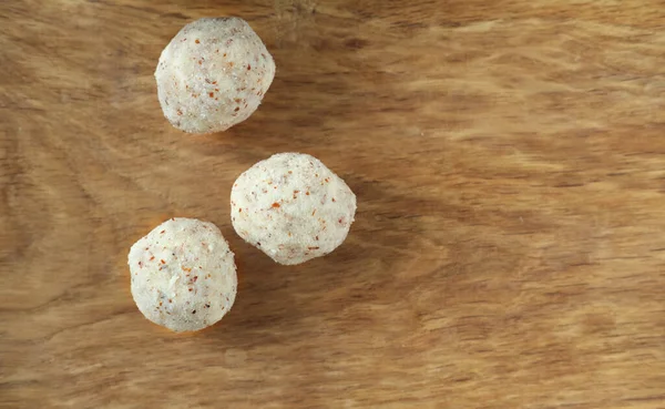 Drei Kokos-Energiebällchen mit Mandeln. gesundes Konzept ohne Zucker. Keto-Diät-Rezept. — Stockfoto
