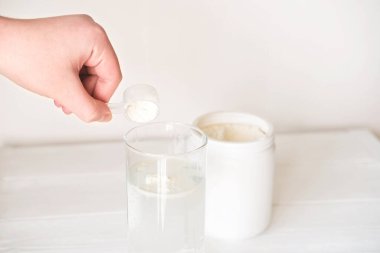 El ele tutuşan balık kolajeni. Konteynır veya kavanozda kolajen peptidler. 