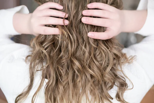 Tiener meisje met natuurlijke golvend haar — Stockfoto