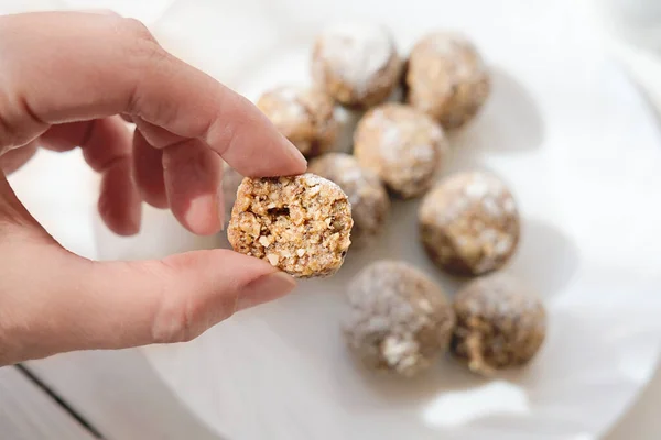step by step visual instruction how to make energy balls.
