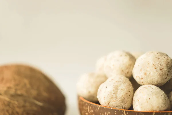 Bolas de energía de coco con almendra. concepto libre de azúcar saludable. receta de dieta keto . — Foto de Stock