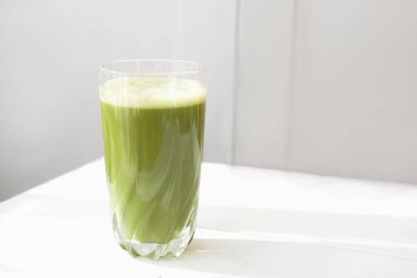 Bardakta kibrit yulaf sütü. sağlıklı içki konsepti. Kilo kaybı ve enerji artışı için modern moda içecek. Alternatif süt ürünü.