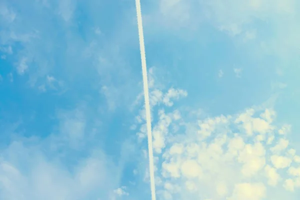 Açık Mavi Arkaplanı Olan Güzel Bulutlar Üzerinde Uçak Pisti Doğa — Stok fotoğraf