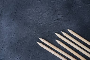  Gri arka planda bir sürü kalem. Okul konseptine dönelim. Coronavirus tecridinden sonra okula gitme zamanı.. 