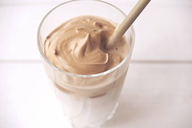 Buzlu köpüklü Dalgona Kahve, modaya uygun kremalı kremalı kahve. Kahve köpüklü Kore kahveli espresso. görünümü kapat