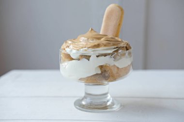 Buzlu köpüklü Dalgona kahvesi tiramisu, tiramisu tatlısının tepesinde yumuşacık kremalı kremalı kahve. Kahve köpüklü Kore kahveli espresso..