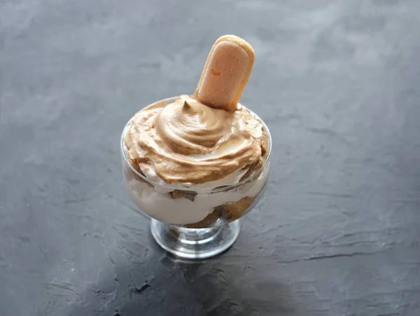 Eisschaumiges Dalgona Coffee Tiramisu Ein Trendiges Flauschig Cremiges Schlagkaffee Dessert — Stockfoto