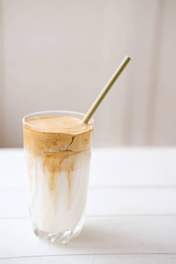 Buzlu köpüklü Dalgona Kahve, modaya uygun kremalı kremalı kahve. Kahve köpüklü Kore kahveli espresso. Hazır kahve, şeker, sıcak su ve soğuk sütten yapılmış. yaz kokteyli