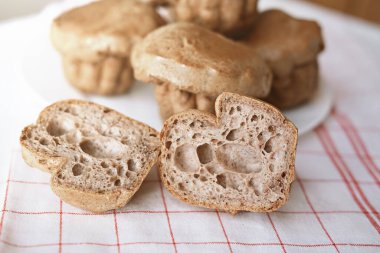 Keto ekmeği. Lezzetli fıstık ezmeli ketogenik çörekler, yumurtalı ev yapımı ekmek, Psyllium kabuğu ve tereyağı. Düşük karbonhidrat ve ketojenik diyet tarifi. kilo kaybı konsepti