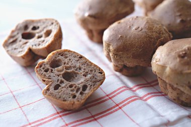 Keto ekmeği. Lezzetli fıstık ezmeli ketogenik çörekler, yumurtalı ev yapımı ekmek, Psyllium kabuğu ve tereyağı. Düşük karbonhidrat ve ketojenik diyet tarifi. kilo kaybı konsepti, görünümü kapat