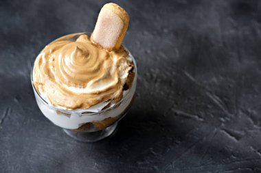 Buzlu köpüklü Dalgona kahvesi tiramisu, modaya uygun kremalı kremalı kahve tatlısı. Kore içeceğiyle tiramisu. Kahve köpüklü latte espresso tatlısı. Gri arka planda çırpılmış tatlı.
