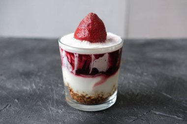 Yoğurt ve çilekli granola. Hızlı ve kolay bir kahvaltı. Ev yapımı kahvaltı konsepti. Evde kalıp yemek yapmak..