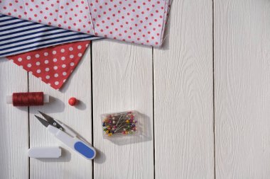 Çocuklar için iç mekan ya da giysi örnekleri.