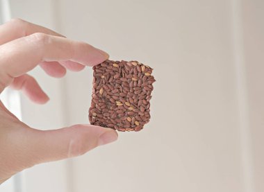 Çok tahıllı mısır gevreği, keten tohumu, çıtır çıtır. Sağlıklı atıştırmalıklar için barları temizler. Şekersiz enerji çubukları. 