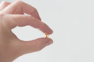 El sıkışmak için bir parça şeker ezmesi. Ev yapımı şekerleme macunu. Tüylenme balmumu, güzellik ve kaplıca konsepti sıcaklık testi. 