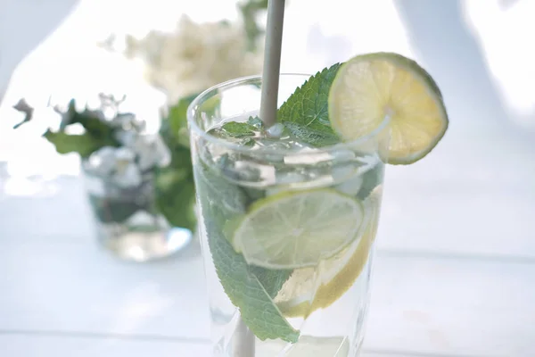 Eiskaltes Mojito Glas Limette Zitrone Minzblätter Einem Hohen Glas Trendiges — Stockfoto