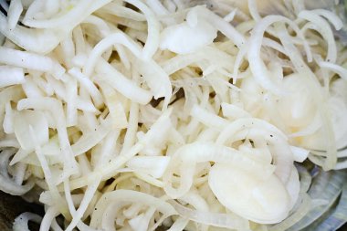 Fransız soğan çorbası için soğan dilimi. Evde çorba yapmak. Fransız mutfağı tarifi..