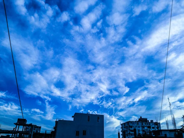 青空ビル屋外 ケーブル — ストック写真