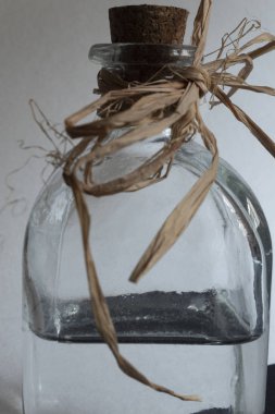 Bir şişeye sokulan tıpayı kapat.