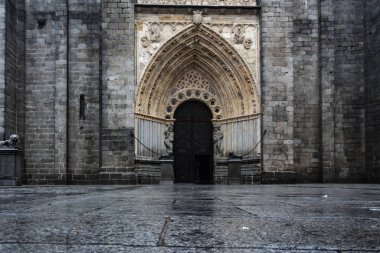 Avila Katedrali 'nin batı kapısı.
