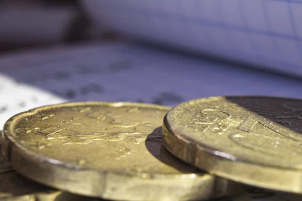 ノートパッド上のユーロ現金コイン ロイヤリティフリーのストック写真
