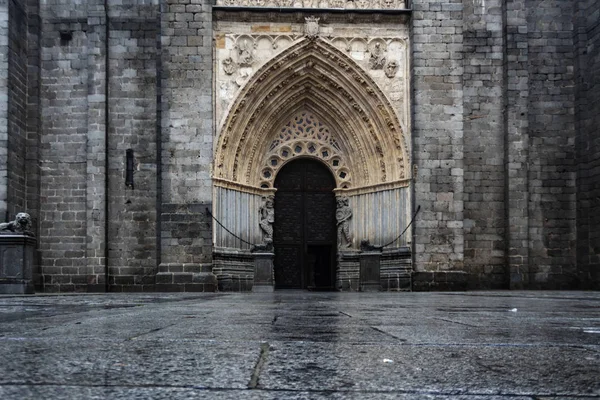 アビラの大聖堂の西のドア ストックフォト