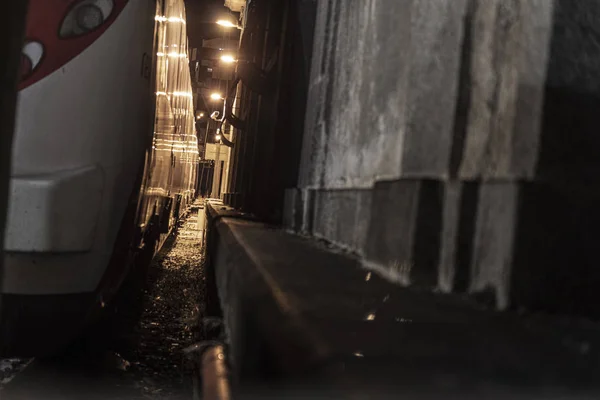 Tren bakım platformunun üzerine park edilmiş.