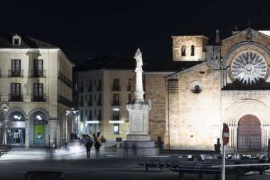 Saint Teresa Meydanı, Avila ve San Pedro Apostol 'un çan kulesi.