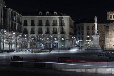 Azize Teresa Meydanı, Avila ve San Pedro Apostol Kilisesi.