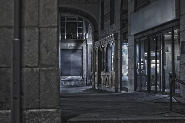 Geceleri meydanda kimse yok.