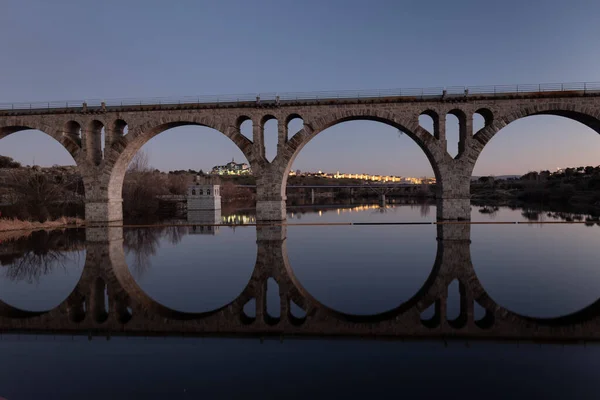 Adaja Nehri 'nin karşısındaki tren köprüsünde arka planda Avila kasabası var.