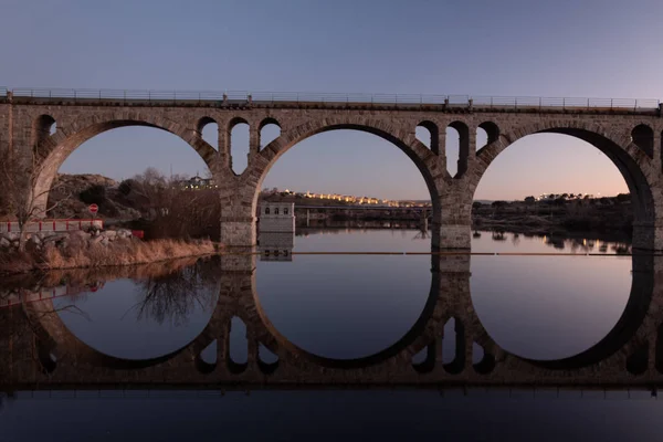 Adaja Nehri 'nin karşısındaki tren köprüsünde arka planda Avila kasabası var.