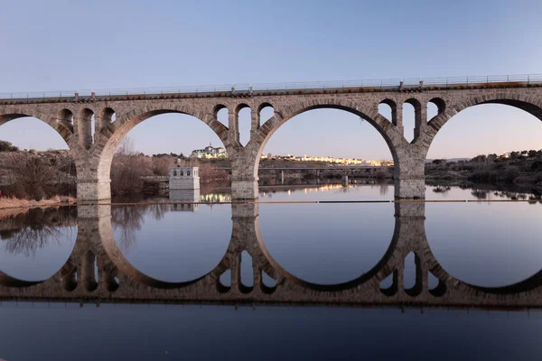 Adaja Nehri 'nin karşısındaki tren köprüsünde arka planda Avila kasabası var.