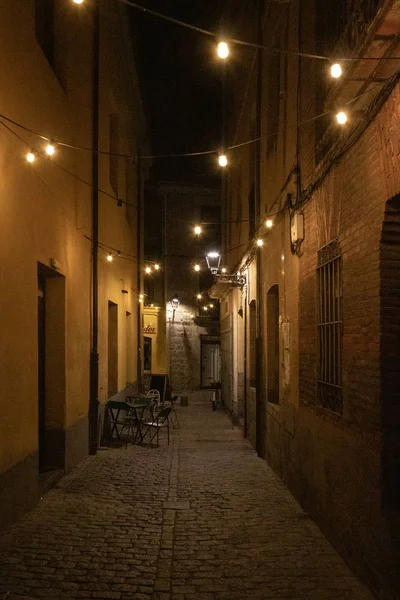 Büyüleyici Arka Sokak Lambaları Geceleri Aydınlatılıyor — Stok fotoğraf