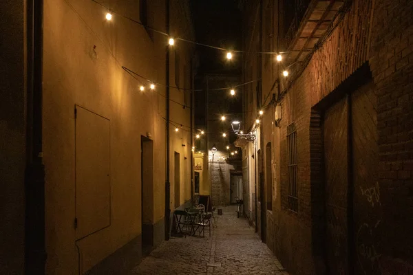 Elbűvölő Hátsó Utcában Megvilágított Fehér Lámpák Éjszaka — Stock Fotó