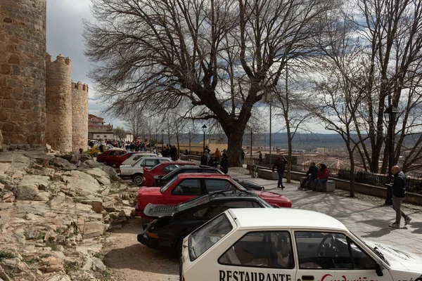  Klasik araba buluşması Avila 'nın surlarında.