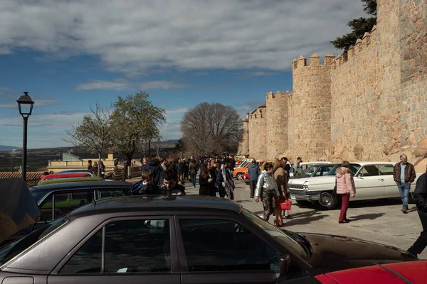  Klasik araba buluşması Avila 'nın surlarında.