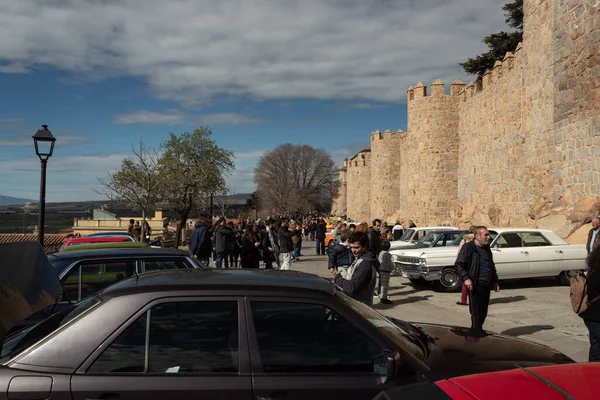  Klasik araba buluşması Avila 'nın surlarında.