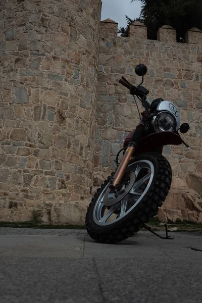 Motocicleta Clássica Estacionada Frente Muralha Ávila — Fotografia de Stock