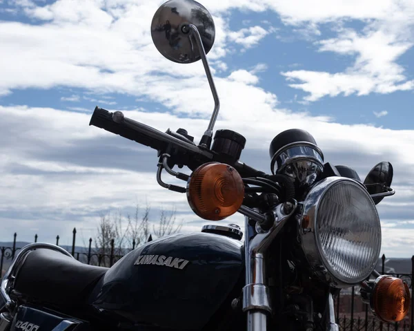 Buluşma gösterisinde klasik motosiklet.