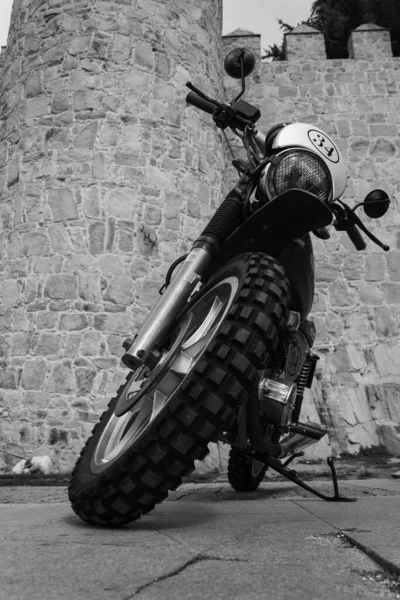 Arka planda Avila 'nın surları olan bir buluşma gösterisinde klasik motosiklet.