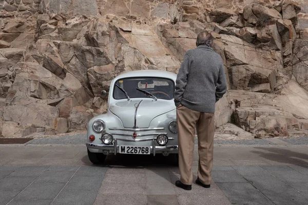 Yaşlı bir adam tarafından izlenen küçük bir araç..