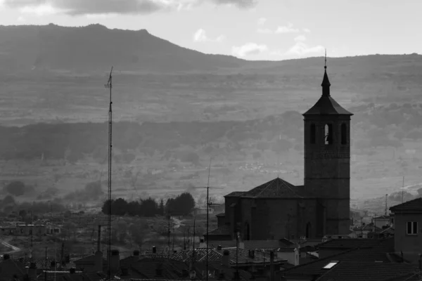 Saint James çan kulesi ve Avila 'nın güney köşesi manzarası